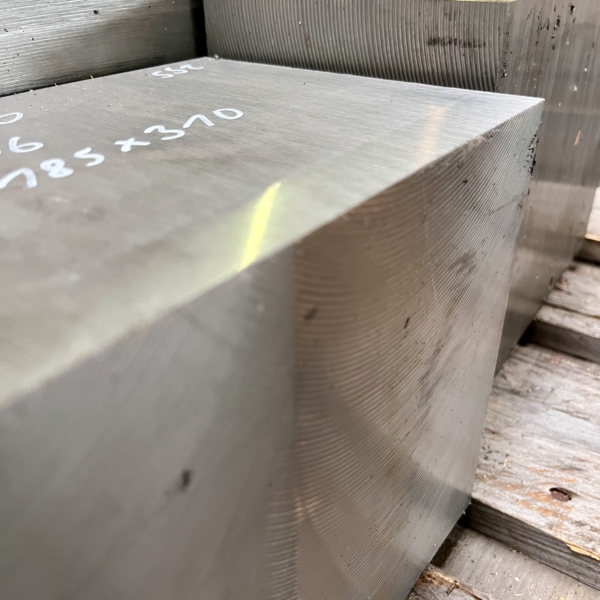 1.4125 Reststücke Edelstahl direkt aus Lagervorrat. 