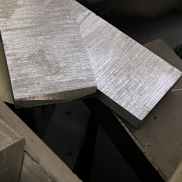 1.4307 Edelstahlreststücke direkt ab Lager bestellen. 